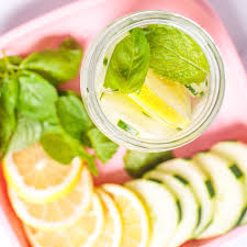 Lavez soigneusement les ingrédients en insistant sur le concombre et le zeste de citron